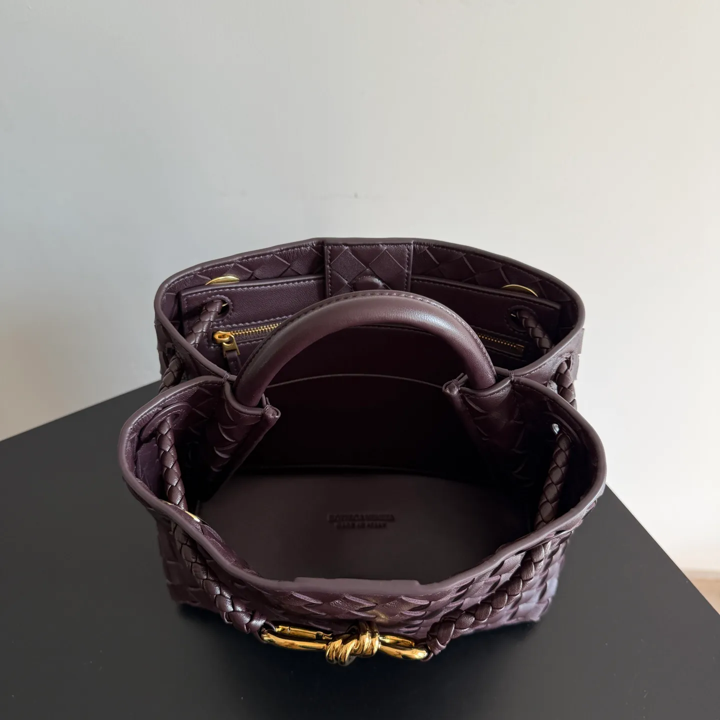 The 2023 new Andiamo batch of 1860 BV has been shipped‼ ️Really popular🔥The new Andiamo woven handbag launched by Bottega Veneta this season is really popular all over the world! ! Celebrities at home and abroad have worn it, and Oscar-winning actress Michelle Yeoh has taken it out on the street. Song Jia, Trai Yara, Yu Feihong, Sanji Ayaka, Rosie Hunting-Whiteley, Yoshioka Riho, etc. have all picked up this bag. It is classic and versatile, showing off its temperament, and the bag capacity is also large, which is very convenient for daily commuting! ! A variety of carrying methods, the shoulder straps can be adjusted by yourself, the original lambskin feels soft and delicate, and the unisex style breaks gender boundaries and brings a more practical and longer-lasting use experience. Andiamo, which has both elegant and casual styles, perfectly interprets the true appearance of "fashionable old money style". Style number: 743568 Size: 25*22*10.5cm